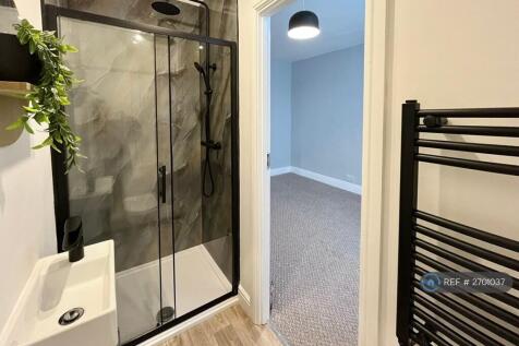 En-Suite (Bedroom 1)