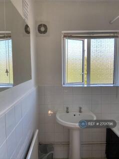 Main Bathroom (First Floor)