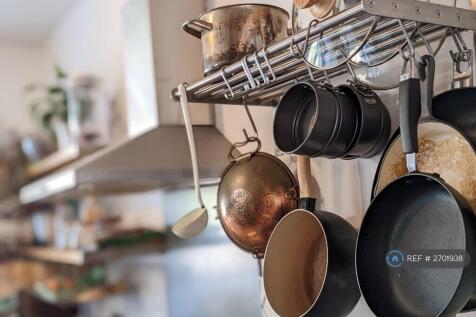 Kitchen: Racking Included