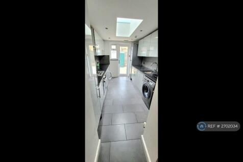Modern Kitchen With Appliances &amp; Granite Worktops