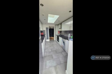 Modern Kitchen With Appliances &amp; Granite Worktops