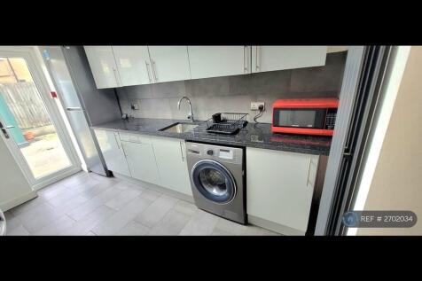Modern Kitchen With Appliances &amp; Granite Worktops