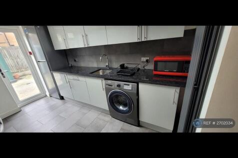 Modern Kitchen With Appliances &amp; Granite Worktops