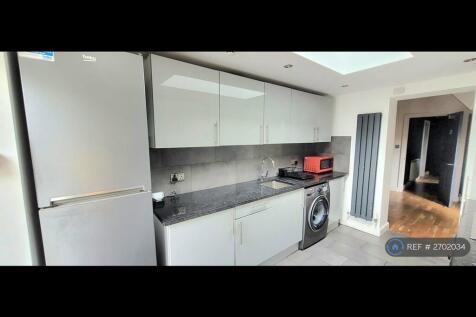 Modern Kitchen With Appliances &amp; Granite Worktops