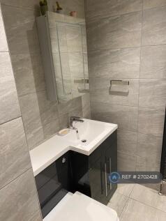 Modern Bathroom w w/i Shower