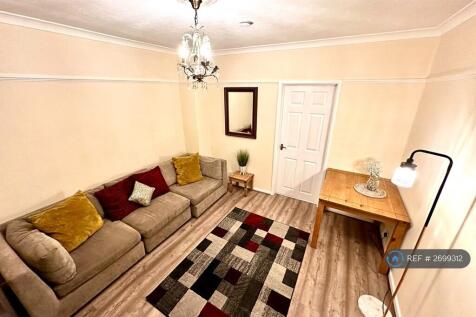 Lounge &amp; Door To Kitchen