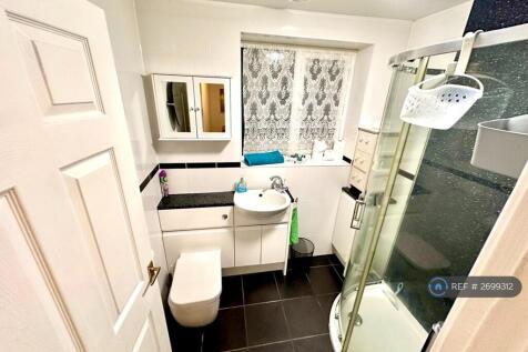 Shower, w/b &amp; Toilet