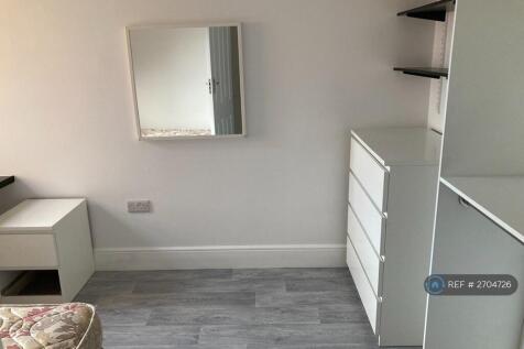 Upstairs Middle Bedroom