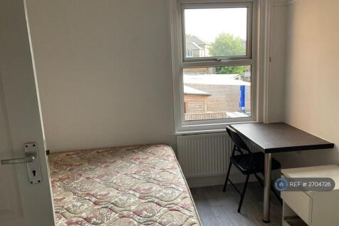 Upstairs Middle Bedroom