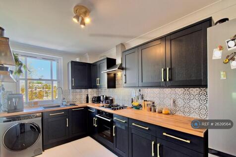 Contemporary, Fully Equipped Kitchen