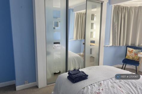 1st Floor Double Bedroom With Built-In Wardrobe