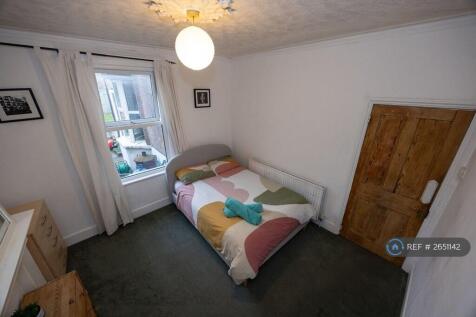 Bedroom 4 (Downstairs Middle)