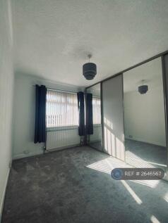 Large Double Bedroom / Fitted Robes