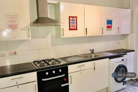 Shared Kitchen With 2 Other Rooms