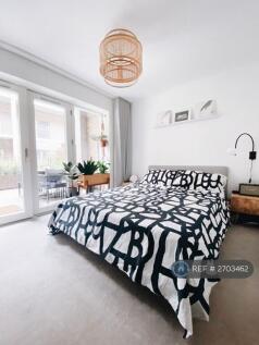 Master Bedroom (Upstairs)