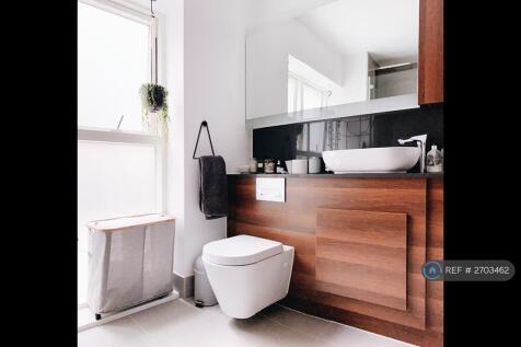 En-Suite Bathroom - Master Bedroom (Upstairs)