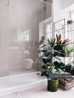 En-Suite Bathroom - Master Bedroom (Upstairs)