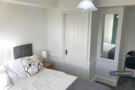 3rd Floor Ensuite Double Rear Bedroom