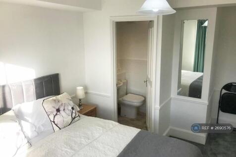 3rd Floor Ensuite Double Rear Bedroom