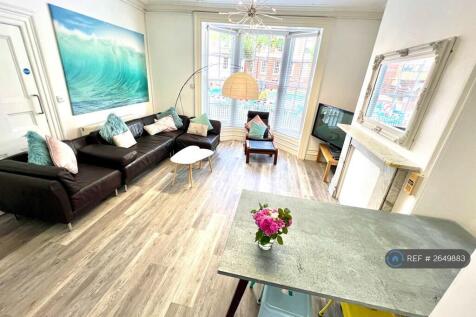 Big Lounge To Relax In! 