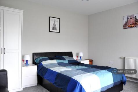 Downstairs Large Bedroom £580pm