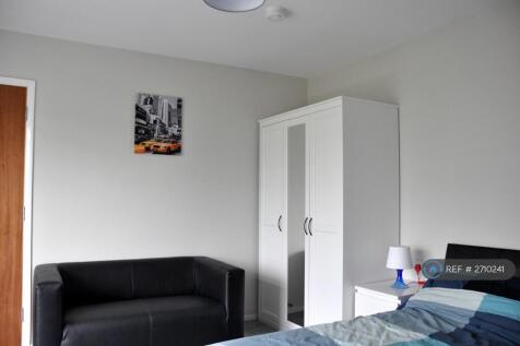 Downstairs Large Bedroom £580pm