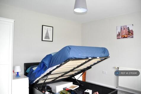 Downstairs Large Bedroom £580pm