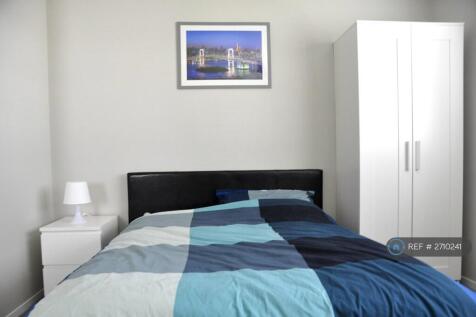 Upstairs Large Bedroom £580pm