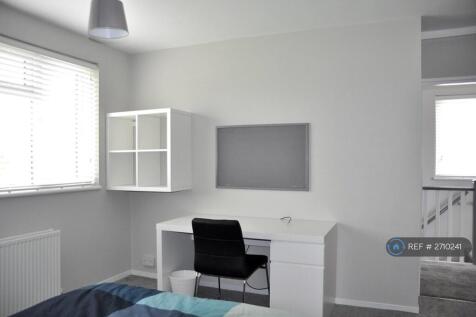 Upstairs Large Bedroom £580pm