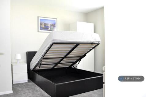 Upstairs Large Bedroom £580pm