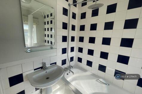 Upstairs Main Bathroom