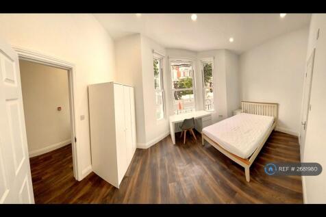 Ground Floor Ensuite Bedroom With High Ceilings