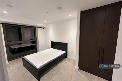 Master Bedroom With Inbuilt Wardrobe (Ensuite)