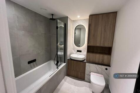 Master Bedroom&#39;s Ensuite Bathroom