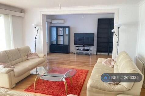 Bright Spacious Lounge