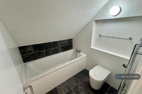 Upstairs Main Bathroom