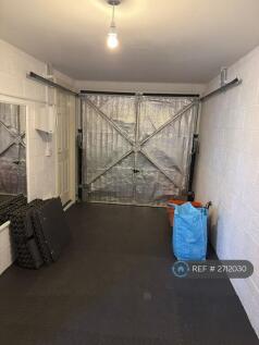 Insulated Garage With Rubber Flooring
