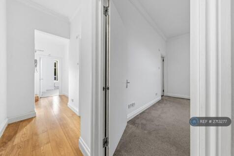 Master En-Suite Bedroom / Hallway