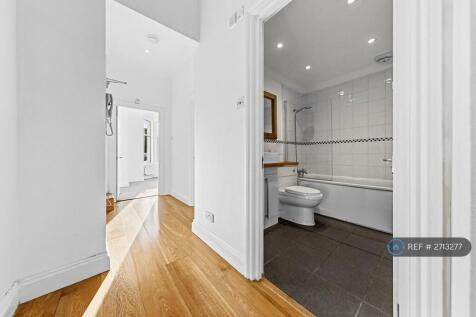 Shared Bathroom / Hallway