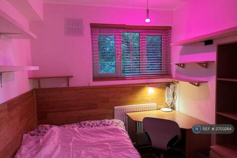 Small Double/Queen-Size Bedroom