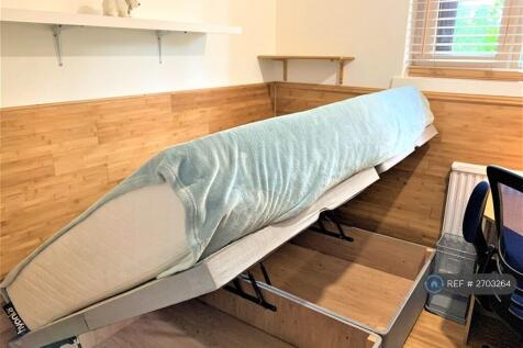 Small Double/Queen-Size Bedroom