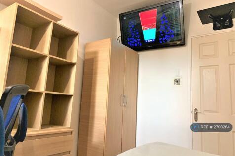 Small Double/Queen-Size Bedroom