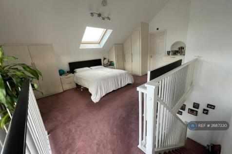 Master Bedroom (Upstairs)