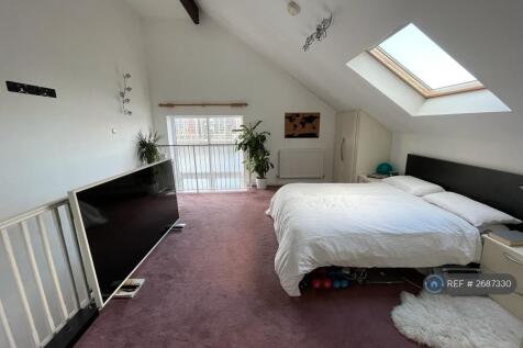 Master Bedroom (Upstairs)