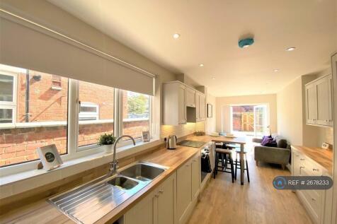 Kitchen / Living Area