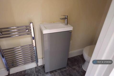 En-Suite Bathroom For Master Bedroom