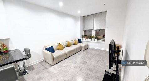 Living Room w/Modular Sofa &#43; 40&#34; Tv