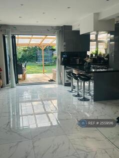 Open Plan Kitchen With Integrated Applicances