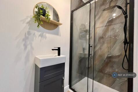 En-Suite (Bedroom 1)