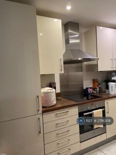 Kitchen Built In Fridge Freezer Oven And Extractor